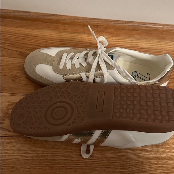 Back 70 Women's White and Gold Sneakers - Picture 3 of 3